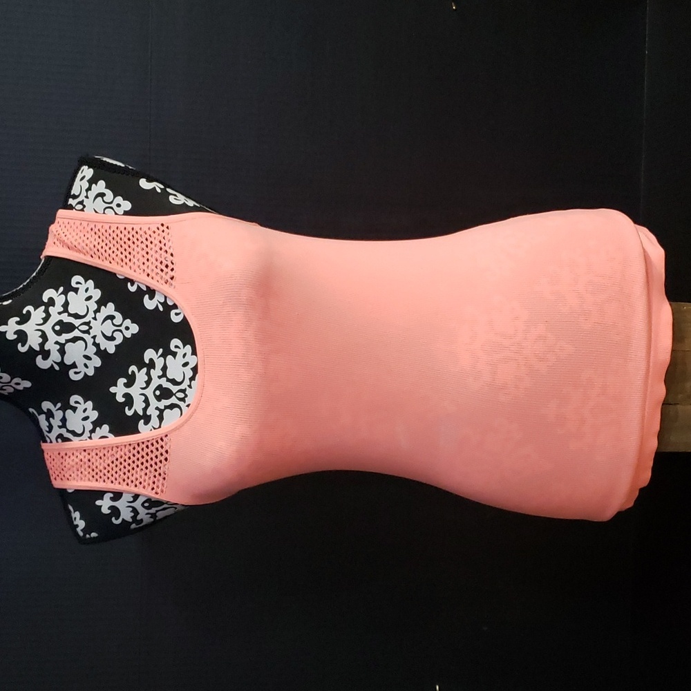 Women's Hollow Back Yoga Top. Pink. One-size.